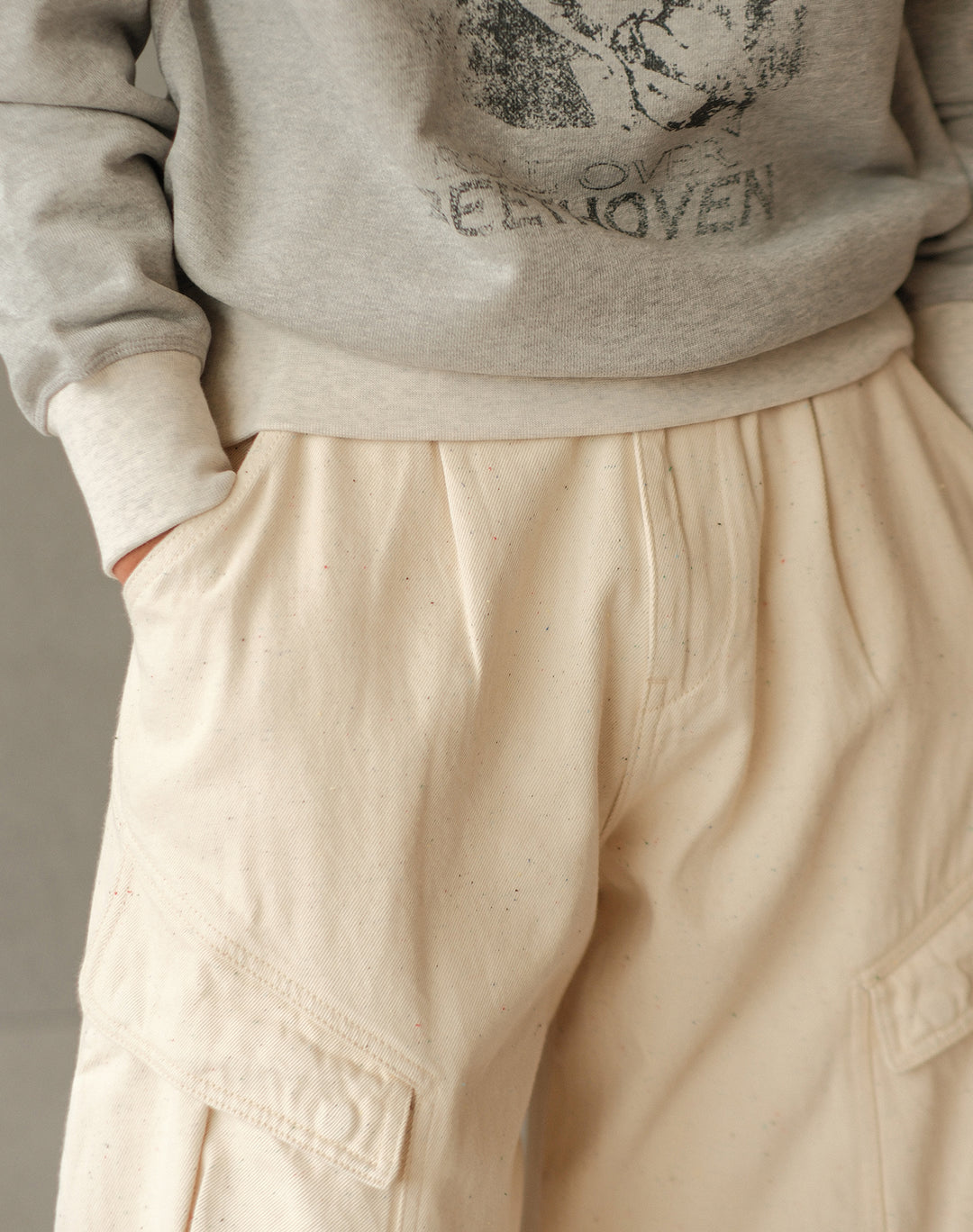 Colored-Yarn White Denim Cargo jeans