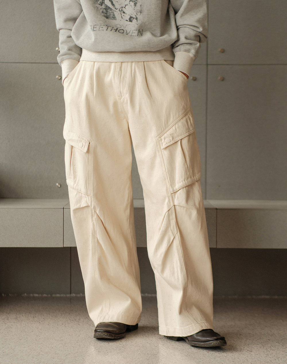Colored-Yarn White Denim Cargo jeans